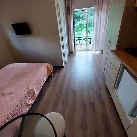 Ar Verandu Diviem Cilvekiem *